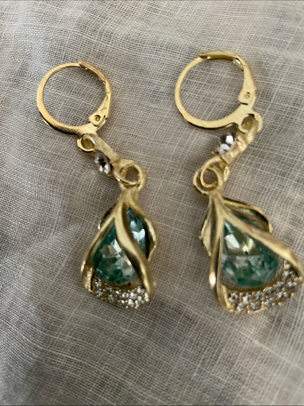 BRAND NEW GOLD PLATED SEAGRASS AND ZIRCONIA TEARDROP EARRINGS. - Picture 2 of 6